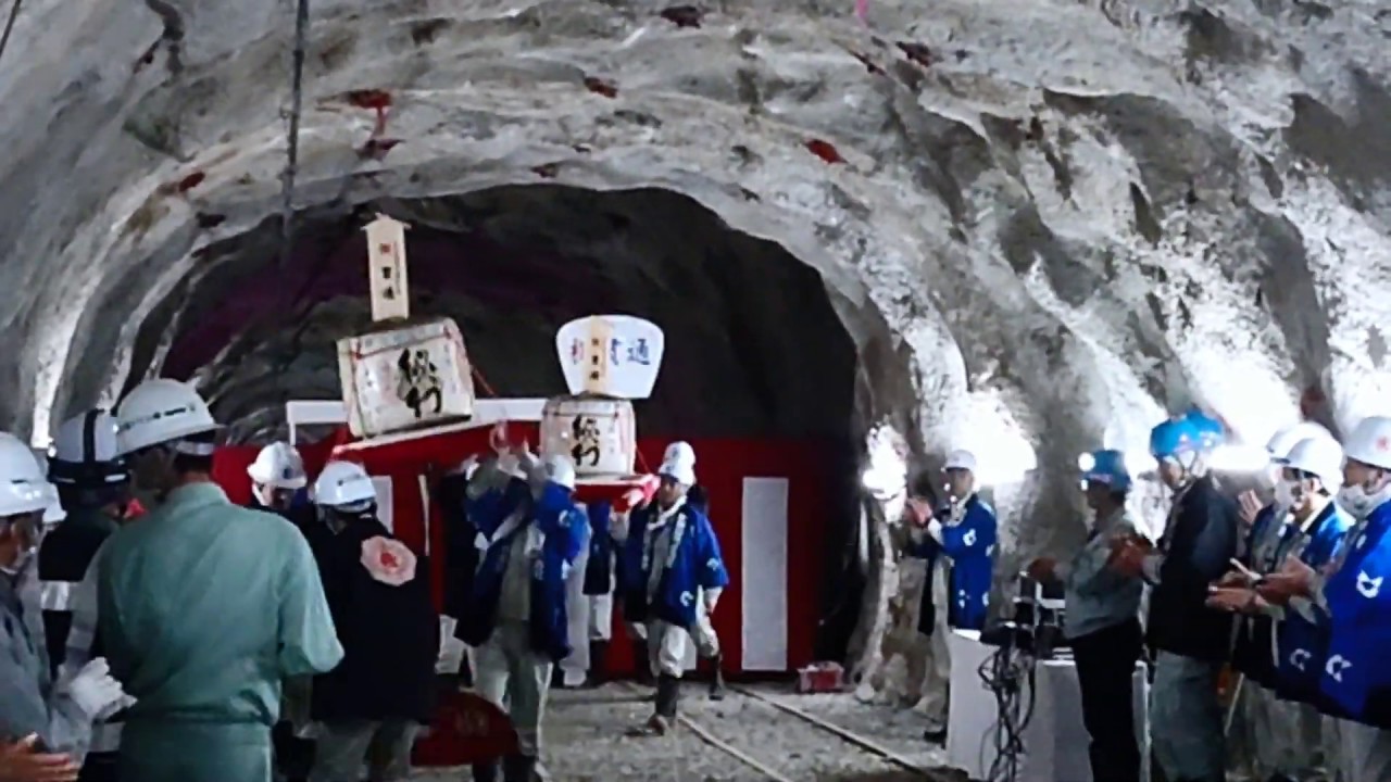【行事】トンネル貫通式の樽神輿（たるみこし）