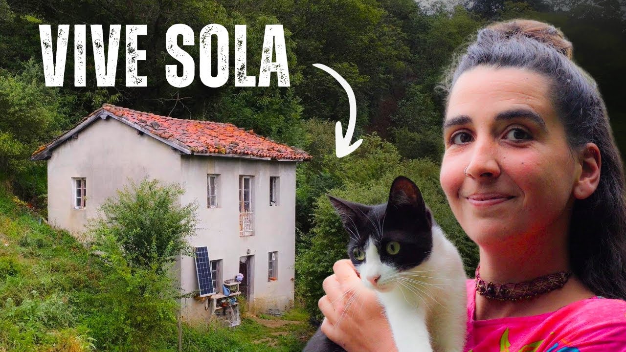 Esta CHICA está RESTAURANDO una CASA en el BOSQUE - "Encontrarla cambió mi vida"
