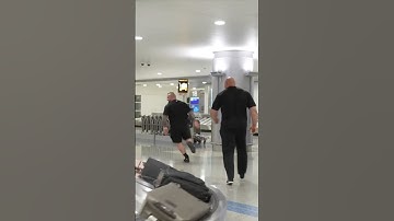 Eddie Hall maakt grap met Brian Shaw op het vliegveld #prank