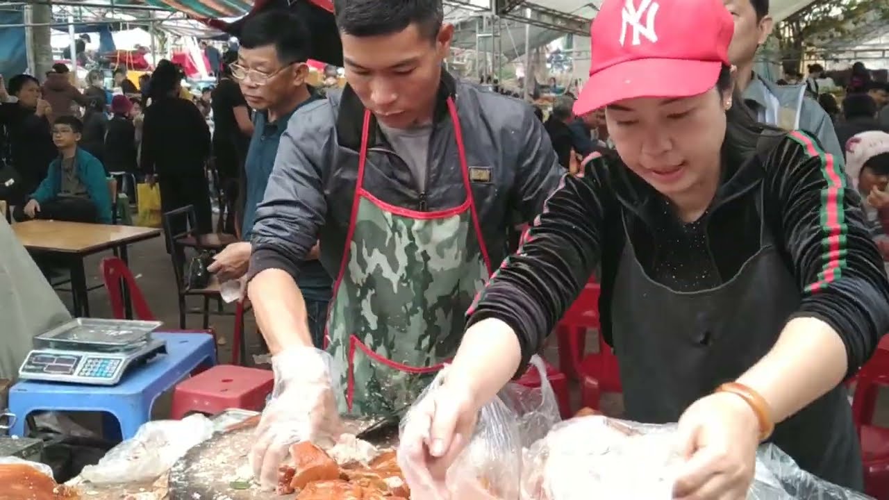 Hội bắc nga có nhiều thịt lợn quay đặc sản bán tại lễ hội 15/1/2026