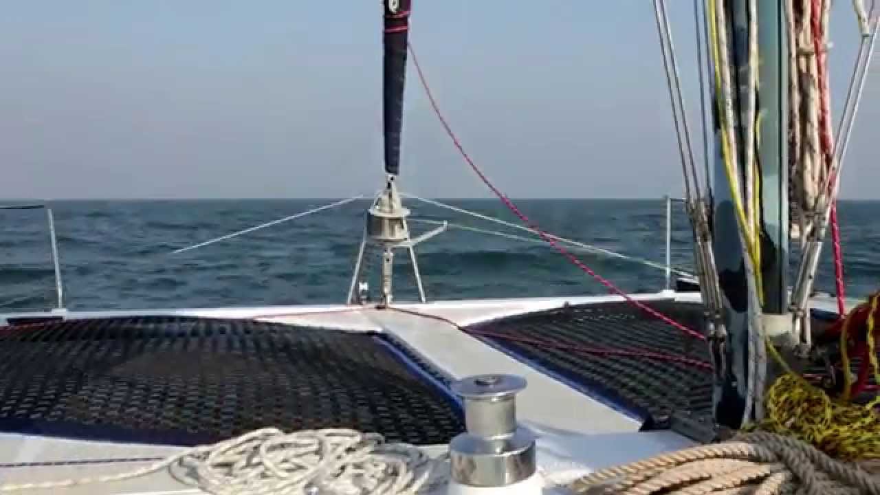 Парусно моторный катамаран