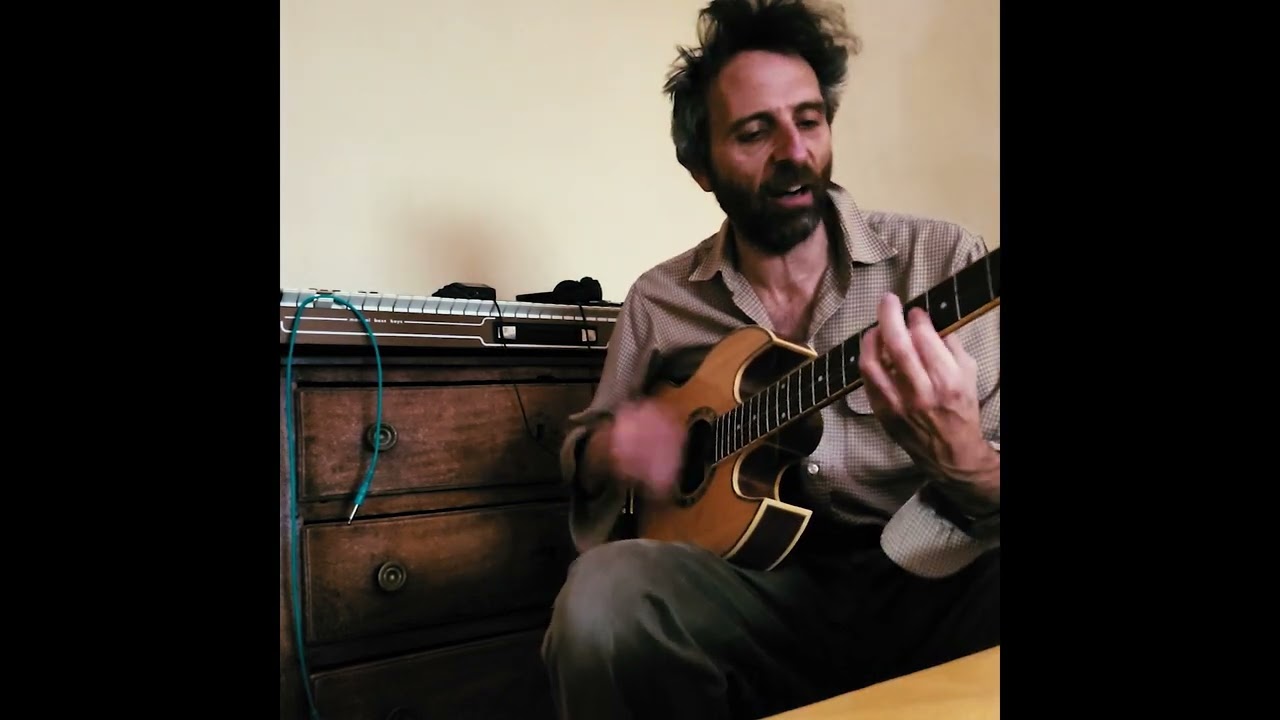 RORO PERROT SHITFOLK AND RYTHM in Bedroom