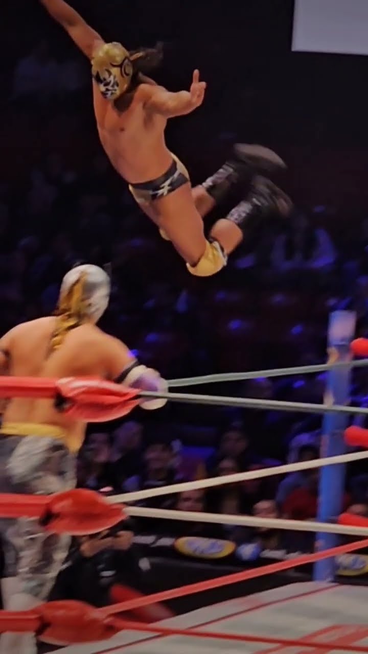 Plancha de Retro en la Arena México.