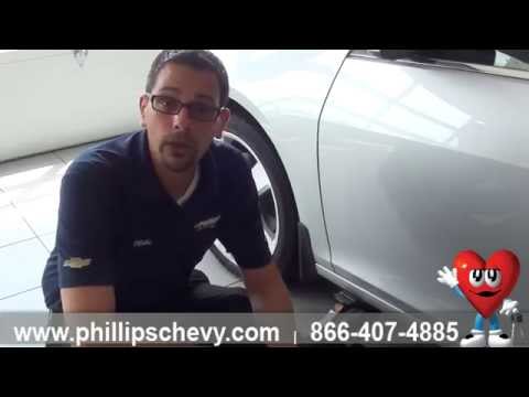 시보레 말리부에서 스페어 타이어 교체 – Phillips Chevrolet