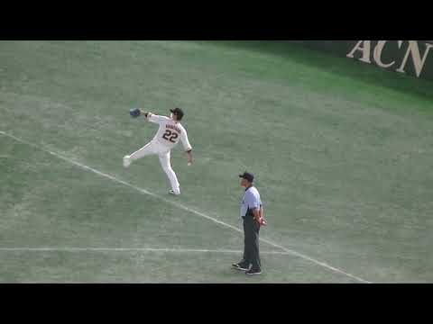 投手交代中キャッチボールを松原聖弥とする小林誠司 〜巨人 対 阪神2022/8/19