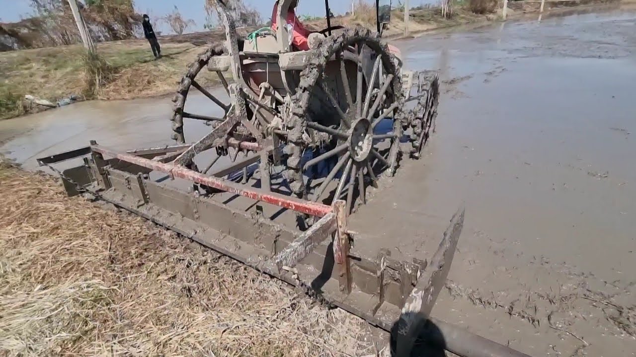 ไอเดียดีมากเลยลุง นาเรียบดีจัง เอาอีเหินมาดัดแปลงใส่รถไถ เอาใว้ปราบนา แบบนี้จะไม่เรียบให้มันรู้ไป