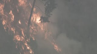 三重・津市の山林火災 タンク背負った隊員が歩いて山へ 火元への道狭く消防車が現場まで近づけず 日没後も消火活動継続