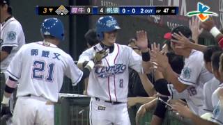 20130918 CPBL 犀牛VS桃猿 3下 詹智堯衝本壘和球比速度 但球卻被詹帥一腳踢了出去!