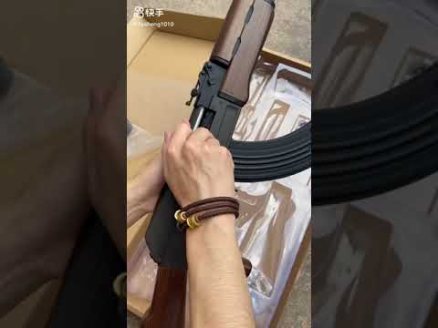 سلاح لعبة كانه حقيقي