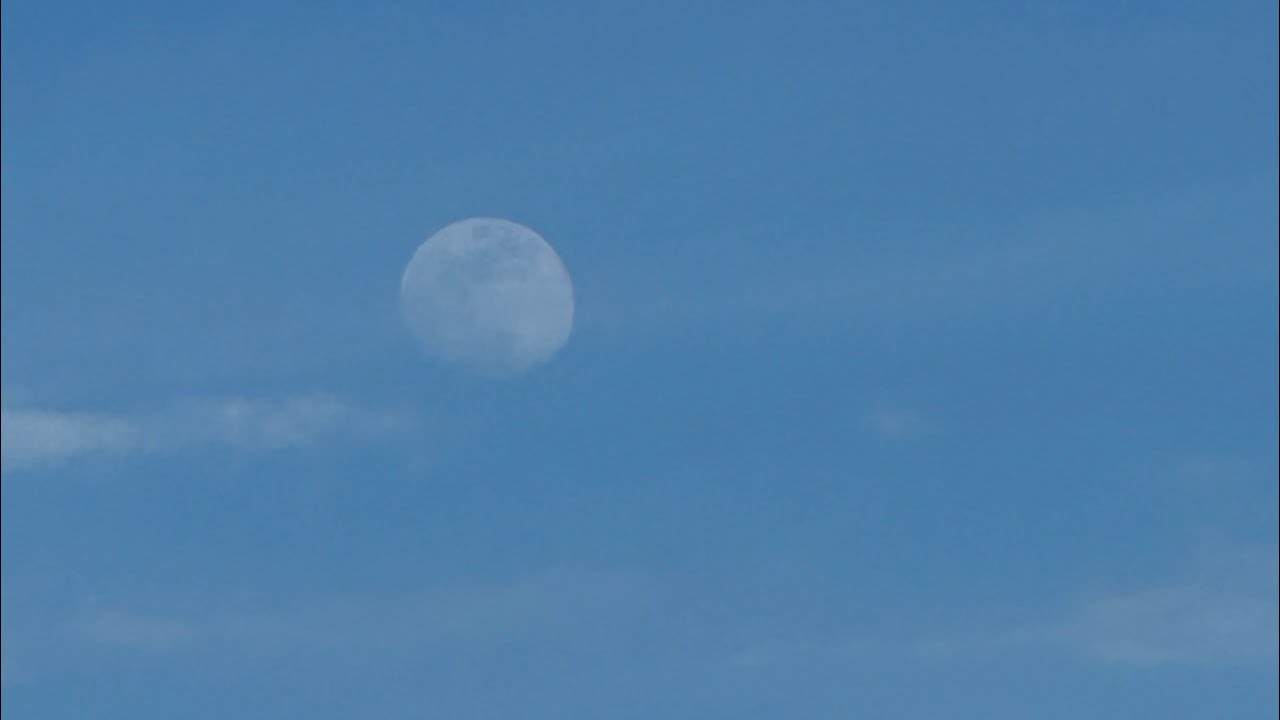  Come take a walk with Me. Look at the view of the moon  🌕 wow!! Beautiful