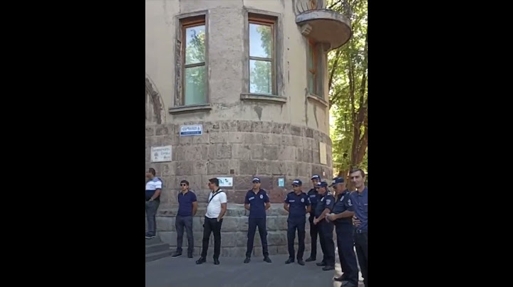 Քաղաքացիները եկել են Շիրակի թեմի առաջնորդարան հաջակցություն Միքայել Սրբազանին