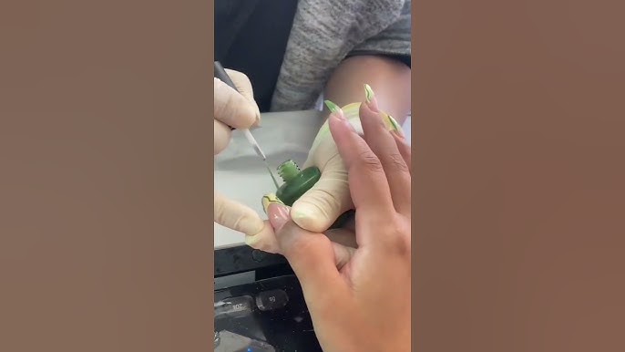 Кто делает маникюр кайли дженнер