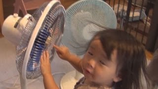 指をいれると自動で止まる扇風機　 An electric fan safe for a child.