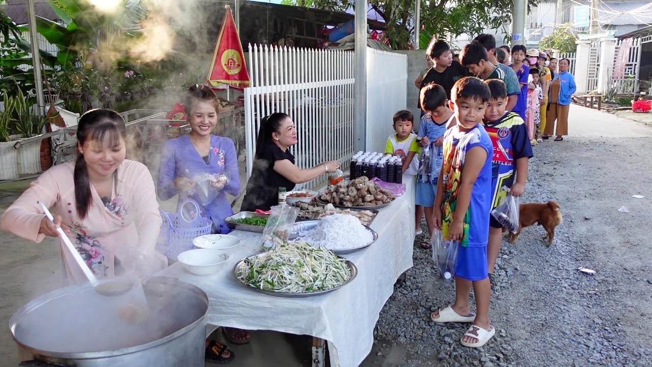 Buổi Sáng Bà Con Xếp Hàng Dài Nhận 100 phần Bánh Canh Giò Heo từ Chú Đức ở Sài Gòn gửi tặng | HQ#950