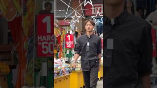 Model Remaja Pria Memakai Kemeja Hitam