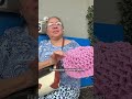Ella teje para vivir, pero no le alcanza para medicinas.