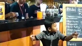Asikin aja, nunggu pesanan kopi sambil joget