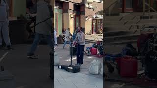 Уличный музыкант поет песни Руки вверх на Арбате