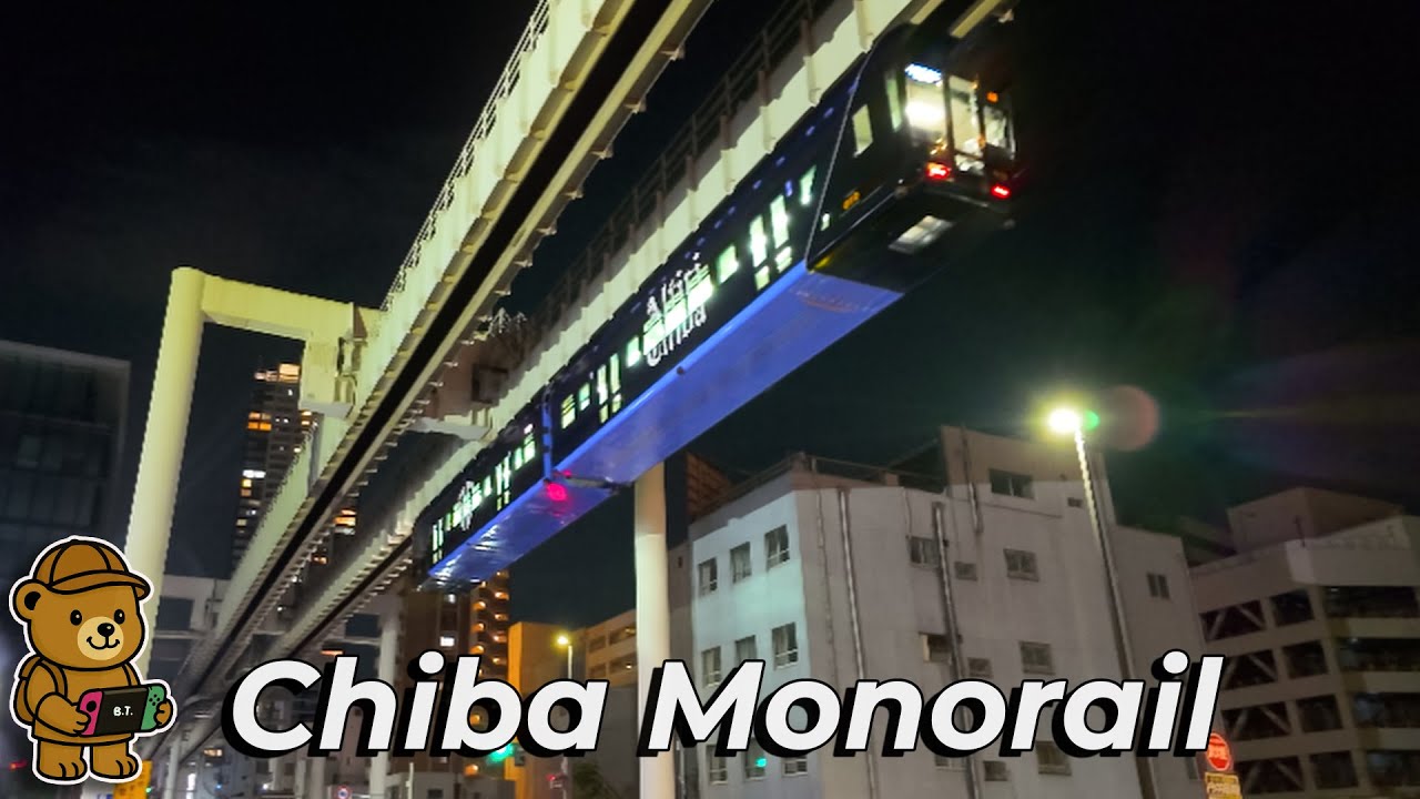 Бэри едет на подвесном монорельсе в Тибе, Япония