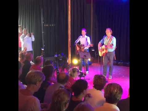 Organisator en gedeputeerde openen zingend festival Zwolle Unlimited