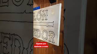Colocación cartel madera tallada en bar cafetería