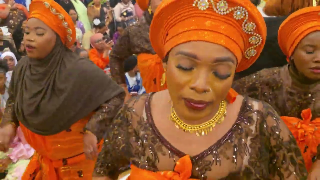 Entreé du mari avec Association Ylang Ylang de Limoges a Renne mariage de imam et Naicha 