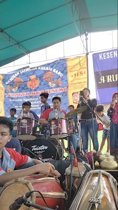 Aksi pemain drum saat brendrongan Turonggo Arum Kusumo