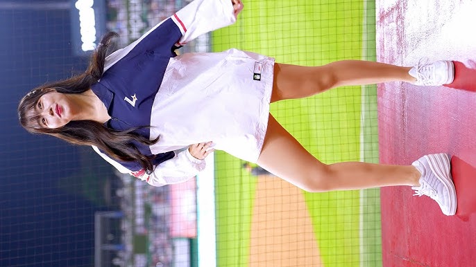 Oq paypoq va oq paypoq kiygan seksual qiz Yigit erining pornosini sikadi