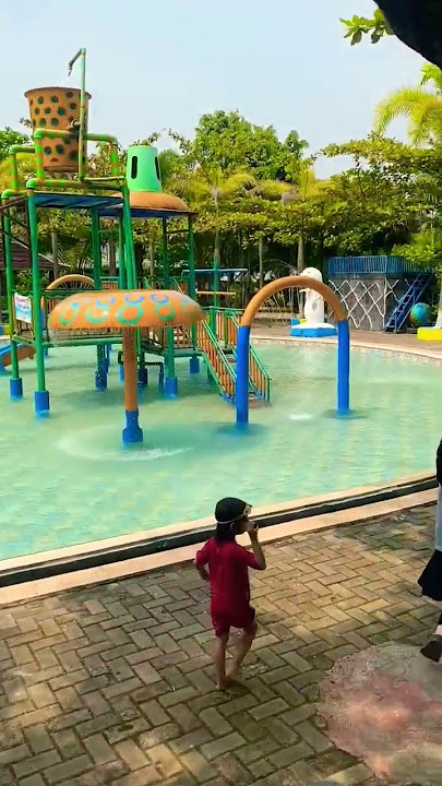 Halimah ngajak main perosotan di cibonteng waterhill Loji Karawang