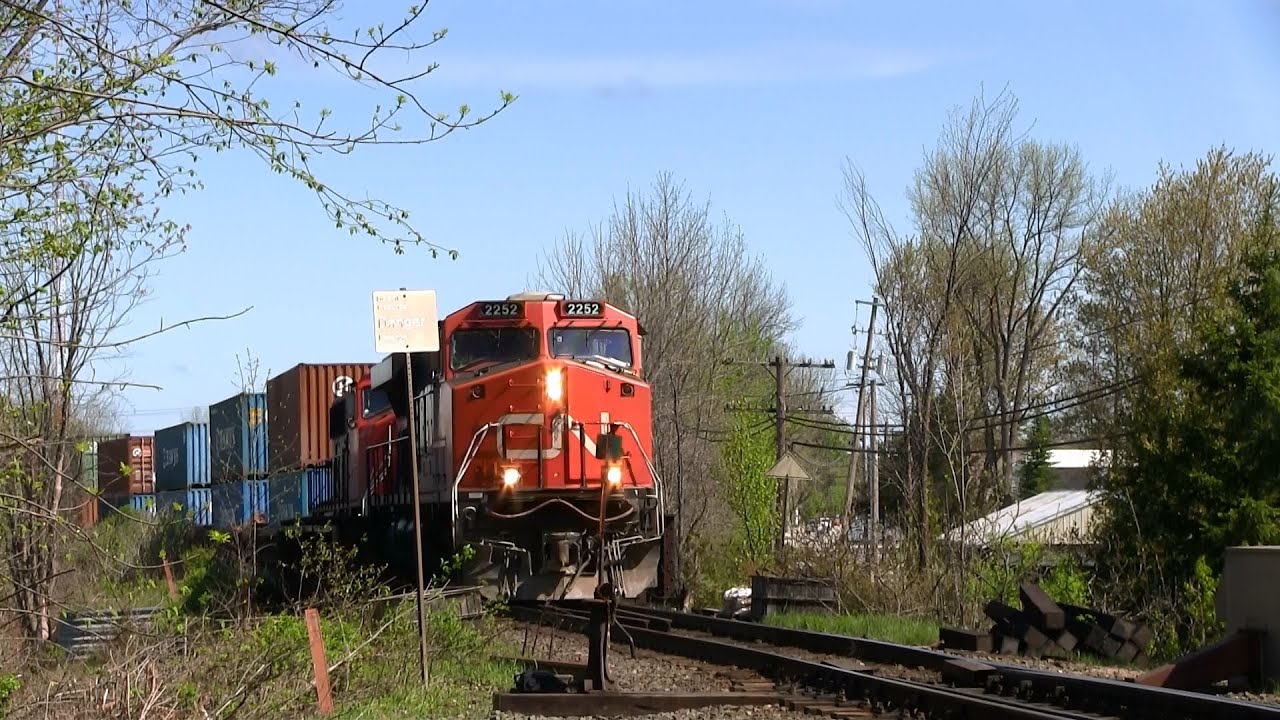 CN 2252 at Washago (13MAY2012)