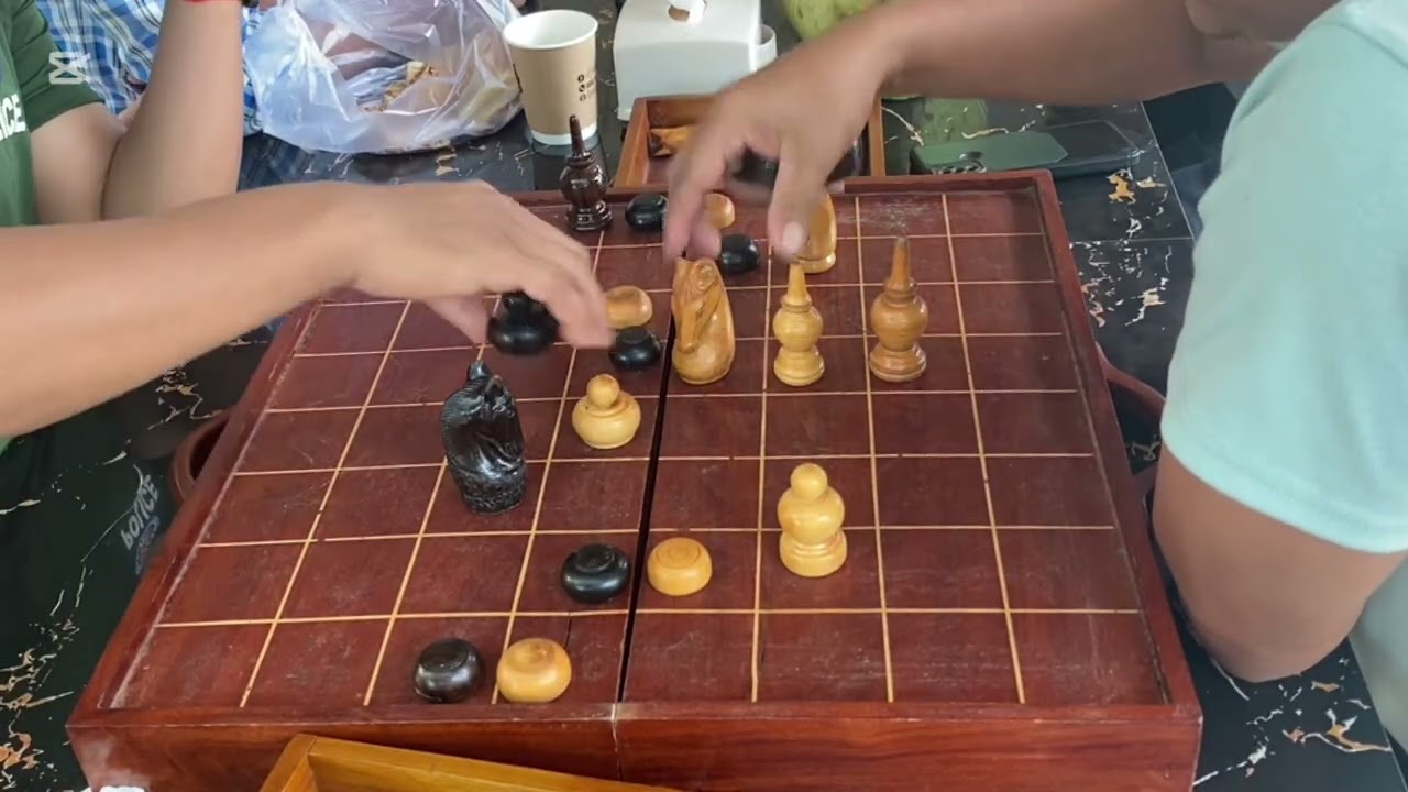 ម៉ាឆ្ងាញ់មួយក្បាច់នេះ រវាង បងវិសាល ឆ្មារពិឃាត (ខ្មៅ) ប៉ះជាមួយ បងឡាយ តោញញឹម  (ស)      ​​​    !