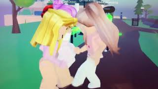 İki kızın dansı Roblox TTD 3