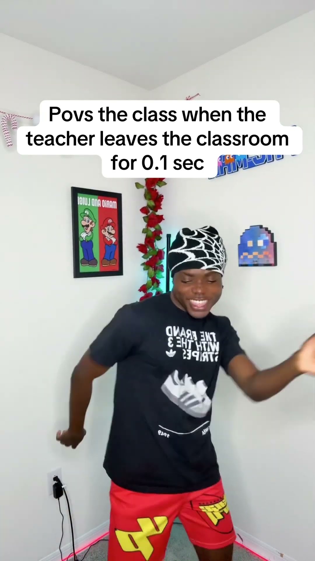 POV: The teacher leaves the class for 0.1 seconds ?