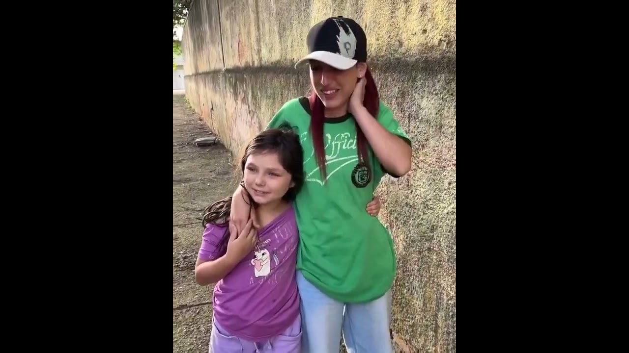 Homem rico descobre que a menina de rua é sua filha