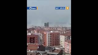 لحظة الزلزال الجديد الذي ضرب ملاطيا جنوب تركيا قبل قليل وتصاعد أعمدة الدخان من وسط المدينة