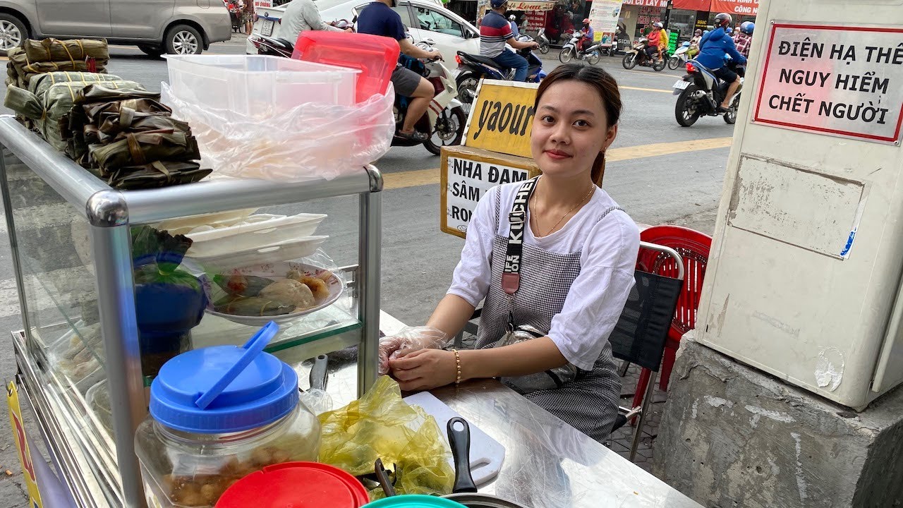 bánh bèo ngon ở sài gòn Update 2022 Em gái xinh đẹp bán bánh bèo Huế cực ngon ở Sài Gòn