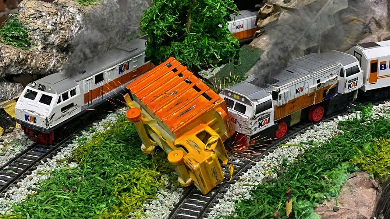 Drama Seru Merakit Kereta Api RC CC206 & CC201 Anjlok Bertemu Truk Oleng di Rel Depan Terowongan
