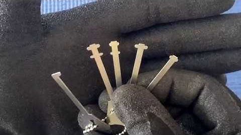 (Picking 31) Warded padlock vs skeleton keys (opened)