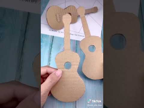 Video: Làm thế nào để làm một cây đàn guitar bằng bìa cứng bằng tay của chính bạn?