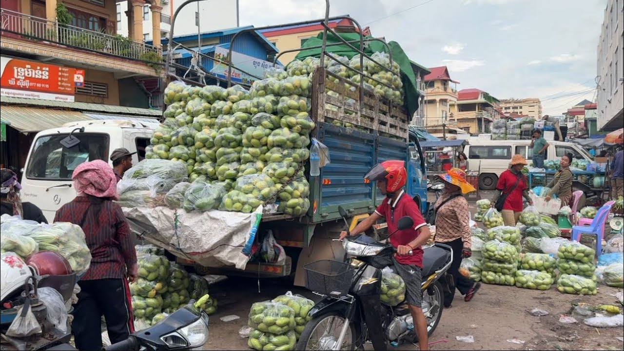 ផ្សារនាគមាស / Neak Meas Wholesale Market in Phnom Penh City, Cambodia