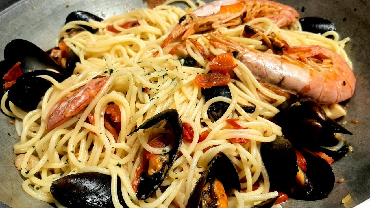 SEAFOODs PASTA SPAGHETTI con FRUTTI di MARE ( sea fruits) 