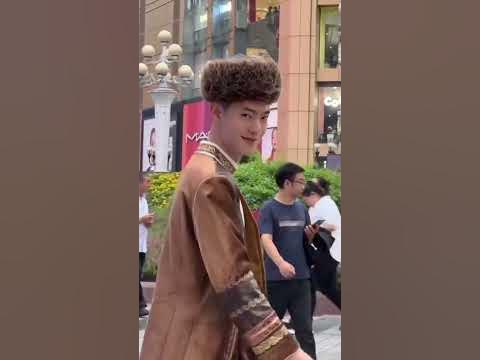 Парень в казахском национальном костюме приятно удивил жителей Китая ...