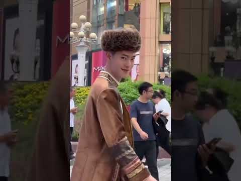 Парень в казахском национальном костюме приятно удивил жителей Китая