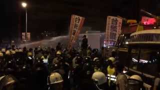 【20140428反核驅離】3:15@忠孝西路：水車驅離情形，結束後民眾向前遞補