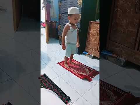 চার বছর বয়সে বাচ্চাটি নামাজ পড়তেছে মাশাল্লাহ।