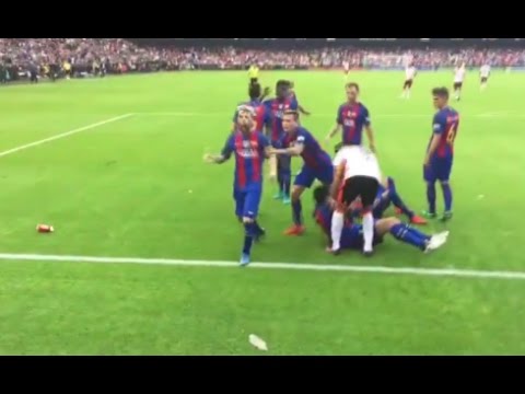 Neymar recibe un botellazo y Messi se enfrenta a Curva Nord del Valencia