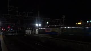 深夜の浜松駅を通過する貨物列車