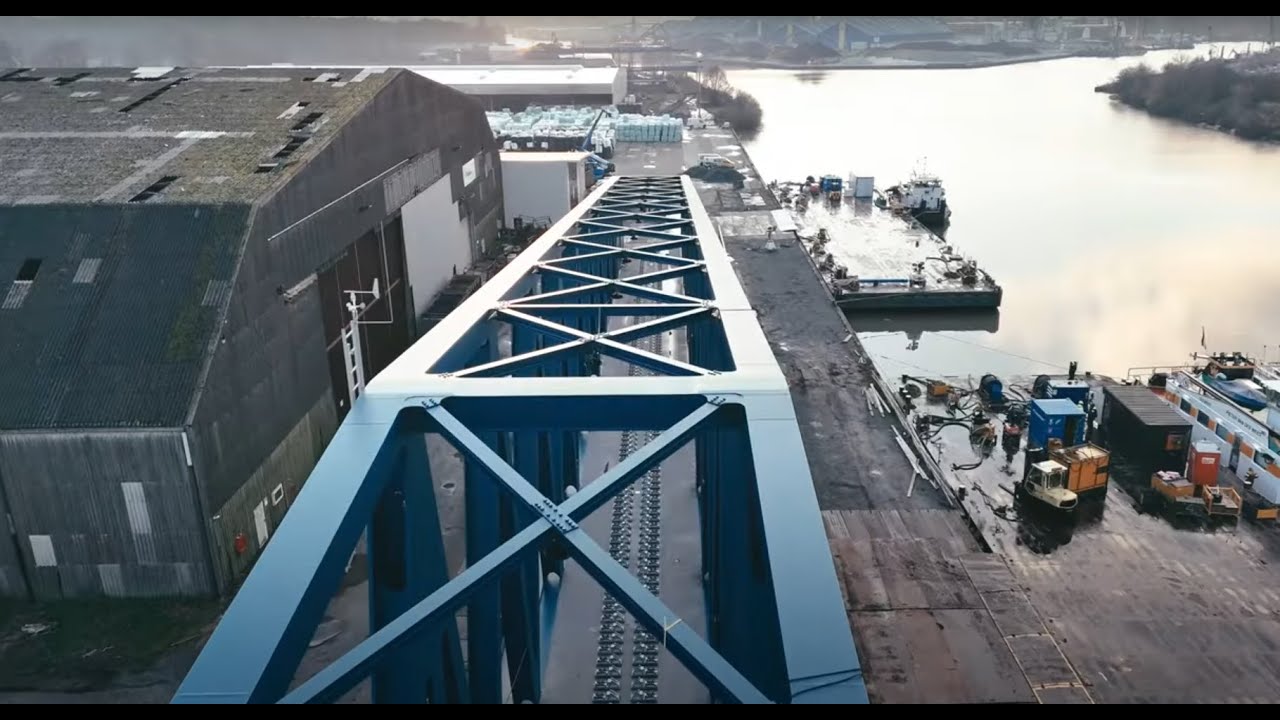 Einschwimmen und Montage der Friesenbrücke – die Drehbrücke