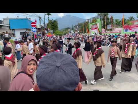 Pawai Alegoris HuT ke-80 Kemerdekaan RI di Kota Padang Panjang...