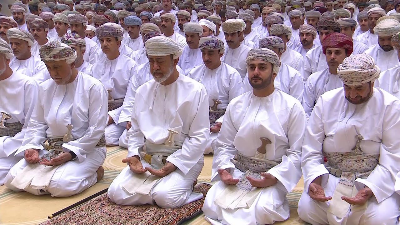 جلالة السلطان #هيثم_بن_طارق المعظم يؤدي صلاة عيد الأضحى لعام 1446هـ في جامع السلطان قابوس بنزوى.